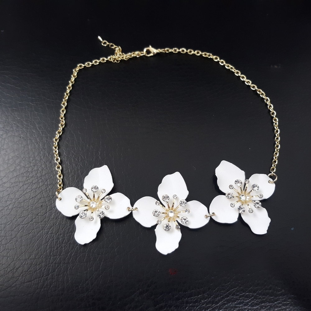 Cute white necklace